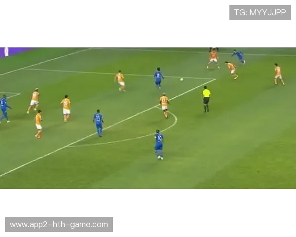 河南队钟义浩低平球回做，弧顶跟进射门擦柱飞出